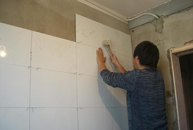 客厅贴墙砖用什么瓷砖贴不会脱落空鼓，怎样贴才能牢固？