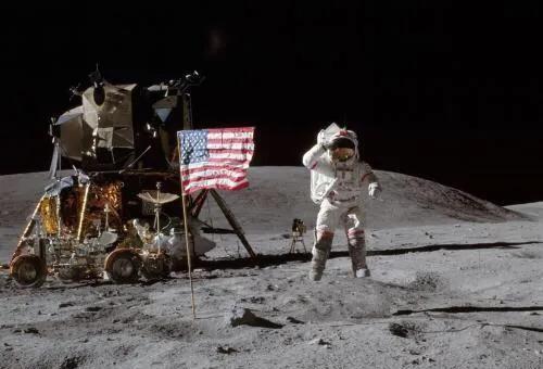 一个人在月球上用力一跳，能跳多高？